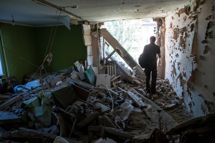 The consequences of Kiev military forces' artillery attack on apartment buildings in Slavyansk. (RIA Novosti/Andrey Stenin)