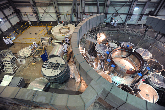 Assembling a reactor in the 'clean area' of the BN-800 power unit at the Beloyarskaya NPP (RIA Novosti / Pavel Lisitsyn)