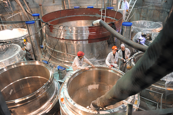 Assembling a reactor in the 'clean area' of the BN-800 power unit at the Beloyarskaya NPP (RIA Novosti / Pavel Lisitsyn)