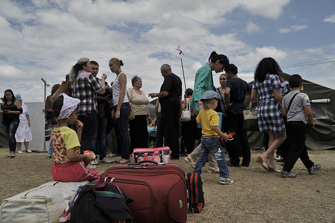 Eastern Ukraine's residents crowd at a temporary facility for Ukrainian refugees in the southern Russian Rostov region on June 21, 2014 (AFP Photo / Andrey Kronberg)