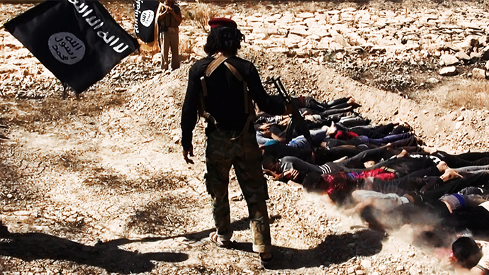An image uploaded on June 14, 2014 on the jihadist website Welayat Salahuddin allegedly shows militants of the Islamic State of Iraq and the Levant (ISIL) executing dozens of captured Iraqi security forces members at an unknown location in the Salaheddin province (AFP Photo / HO)