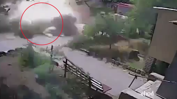 Heavy shell strike caught on street camera in Ukraine (VIDEO)
