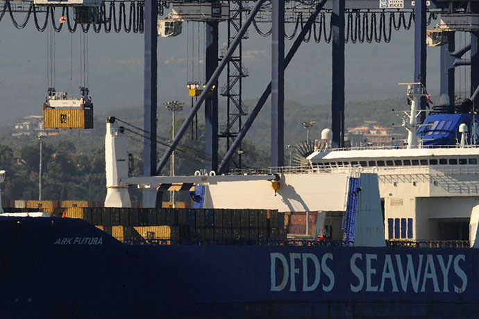 A crane transfers containers of Syrian chemical weapons from a Danish freighter to a US military ship ahead of their destruction at sea on July 2, 2014 in the port of Gioia Tauro, southern Italy. (AFP Photo / Mario Laporta)