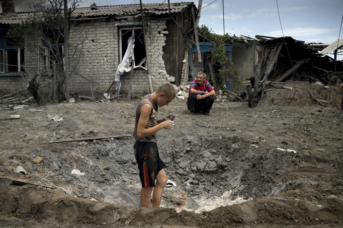 Local residents in the village of Luganskaya after the Ukrainian armed forces' air attack. (RIA Novosti/Valeriy Melnikov)