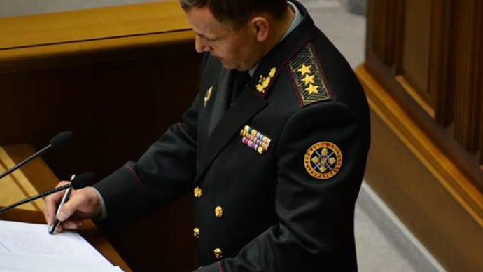 What was that?! New Ukrainian Def Min ‘signs’ his oath… with capped pen