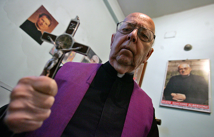 Don Gabriele Amorth, exorcist in the diocese of Rome and the president of honour of the Association of Exorcists poses (AFP Photo / Giulio Napolitano)
