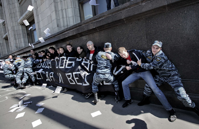 Police arrest participants of an unauthorized rally outside the building of the State Duma protesting against a bill with tougher sanctions for violations during rallies. (RIA Novosti/Andrey Stenin)