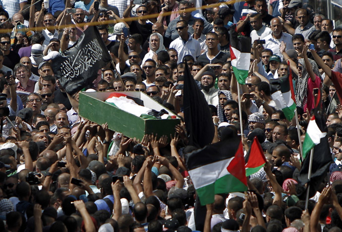 Thousands of mourners gather for the funeral of Mohammed Abu Khder, 16, carry his body to the mosque during his funerals in Shuafat, in israeli annexed East Jerusalem on July 4, 2014. (AFP Photo)