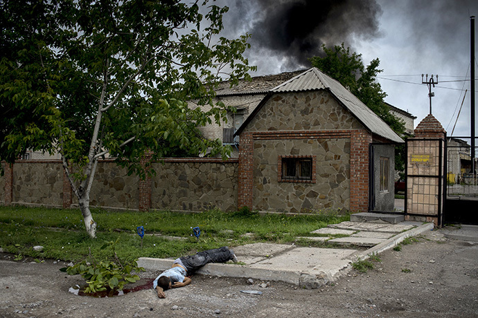 The body of a local resident killed in the artillery attack on the town of Lugansk. (RIA Novosti / Valeriy Melnikov)