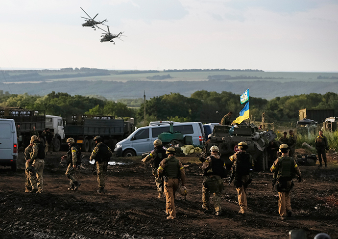Ukrainian troops are seen near Slavyansk July 8, 2014 (Reuters / Gleb Garanich)