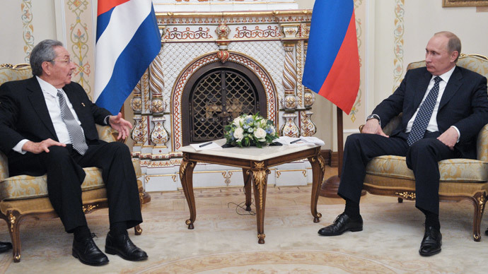Russia's President Vladimir Putin (R) speaks with visiting Cuban leader Raul Castro.(AFP Photo / Alexei Nikolsky)