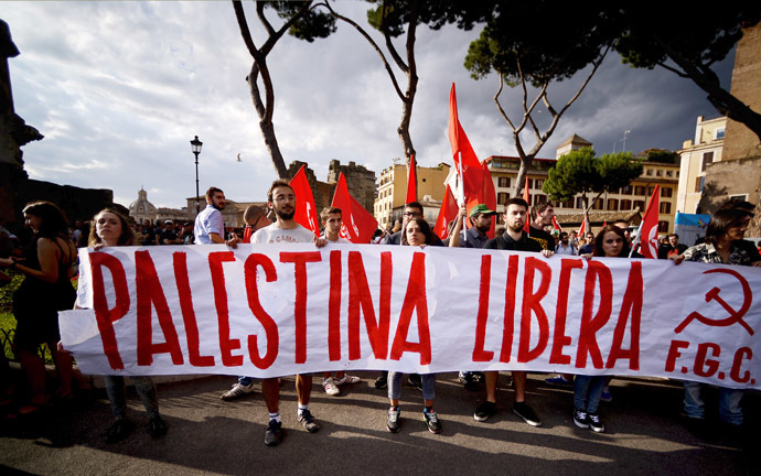 Demonstrators hold a banner reading "Free Palestine" during a rally against the Israeli military offensive in the Gaza strip in downtown Rome on July 11, 2014. (AFP Photo/Filippo Monteforte)