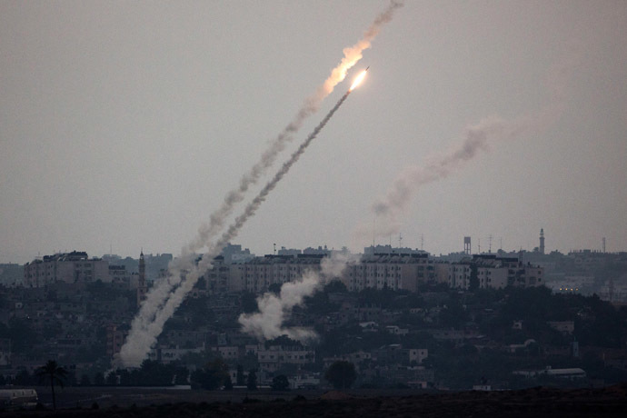 A picture taken from the southern Israeli Gaza border shows a rocket being launched from the Gaza strip into Israel, on July 11, 2014. (AFP Photo)