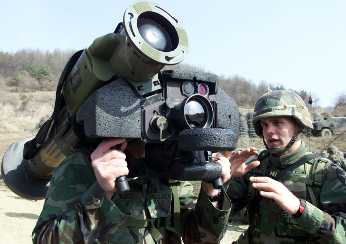 A U.S. soldier explains the Javelin anti-tank missle (Reuters / Lee Jae-Won)