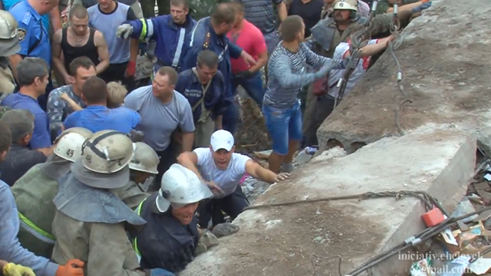 Child rescued from debris following Ukraine airstrike on residential building (VIDEO)