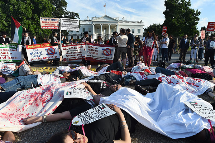 Protesters lay on the street symbolizing Palestinians killed by Israel's bombing in Gaza during a demonstration in front of the White House in Washington, DC, on July 16, 2014. (AFP Photo / Jewel Samad)