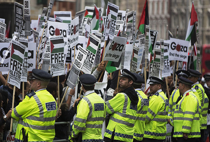 Police surround demonstrators during a protest against Israel's air strikes, in Gaza in London July 11, 2014. (Reuters / Neil Hall)