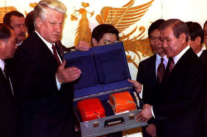 Boris Yeltsin (L) hands over the "black box," or flight data recorder from Korean Air flight 007 that was downed by Soviet fighters in 1983 to Korean President Roh Tae-Woo at the presidential Blue House 19 November, 1992.(AFP Photo / Choo Youn-Kong)