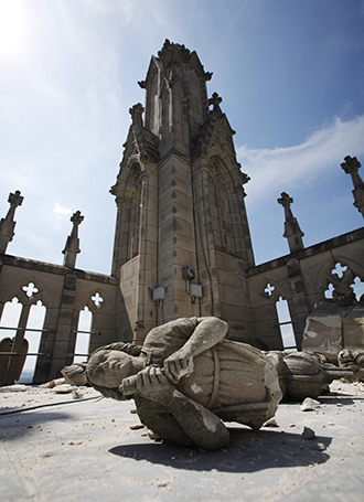 A damaged stone angel is pictured on the roof of the main tower of Washington's National Cathedral after an earthquake. (Reuters / Jason Reed)