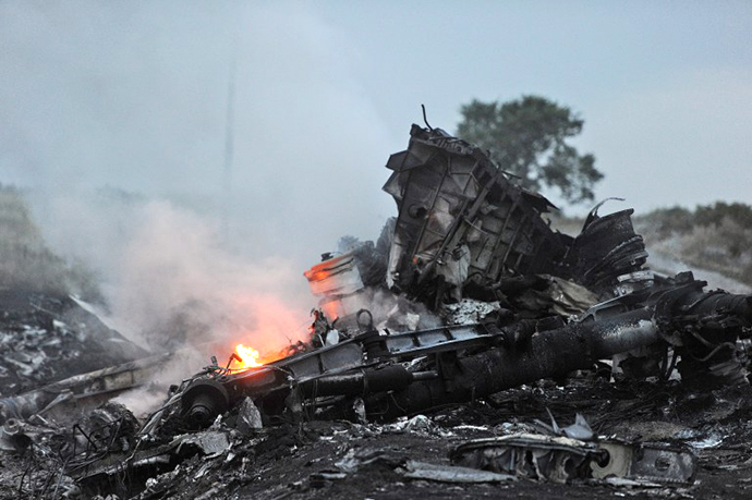 A picture taken on July 17, 2014 shows flames amongst the wreckages of the malaysian airliner carrying 295 people from Amsterdam to Kuala Lumpur after it crashed, near the town of Shaktarsk (AFP Photo / Dominique Faget)