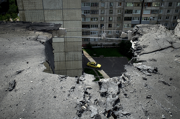 The aftermath of an artillery attack on Lugansk on July 14, 2014. (RIA Novosti / Valeriy Melnikov)