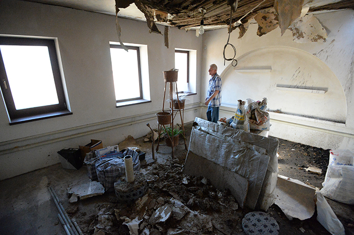 A local resident in a house destroyed in the Ukrainian army's artillery attack on Lugansk on July 16, 2014. (RIA Novosti / Mikhail Voskresenskiy)