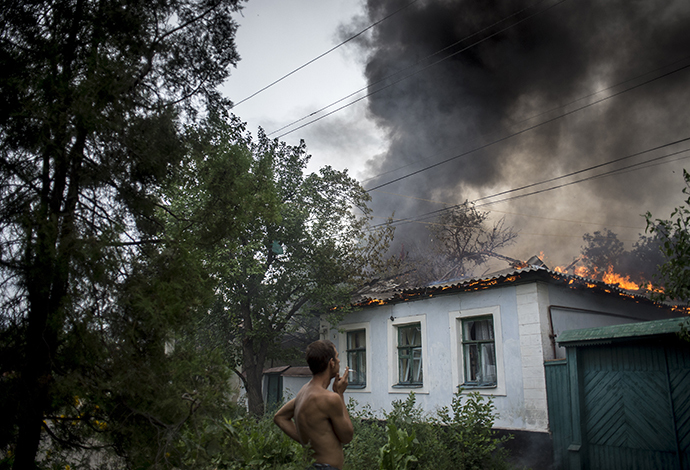 A burning residential house after an artillery bombardment of the city on July 18, 2014. (RIA Novosti / Valeriy Melnikov)