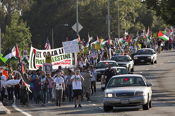 Pro-Palestine supporters, protesting against violence in the Gaza strip, march on Wilshire Boulevard in Los Angeles, California July 20, 2014. (Reuters / Jonathan Alcorn)