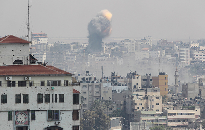 Flames and smoke are seen following what witnesses said was an Israeli air strike, in Gaza City July 21, 2014 (Reuters / Ahmed Zakot)