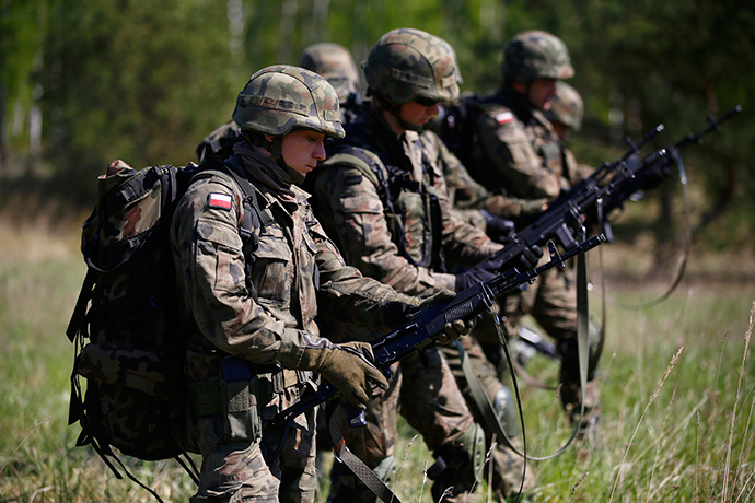 Polish 6 Airborne Brigade soldiers check their weapons as they participate in training exercises with paratroopers from the U.S. Army's 173rd Infantry Brigade Combat Team at the Land Forces Training Centre in Oleszno near Drawsko Pomorskie, north west Poland May 1, 2014 (Reuters / Kacper Pempel)