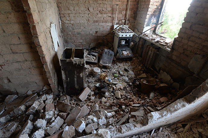 The interior of an apartment in a residential building destroyed in an artillery attack by the Ukrainian army in the village of Peski in the Donetsk region. (RIA Novosti / Mikhail Voskresenskiy)