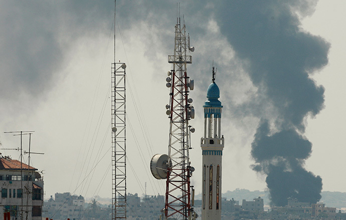Smoke rises during an Israeli offensive in the east of Gaza City July 27, 2014. (Reuters / Suhaib Salem)