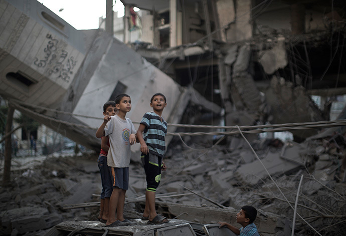Palestinian youths inspect destruction at a mosque in Gaza City, on July 30, 2014 after it was hit in an overnight Israeli strike. (AFP Photo / Mahmud Hams)
