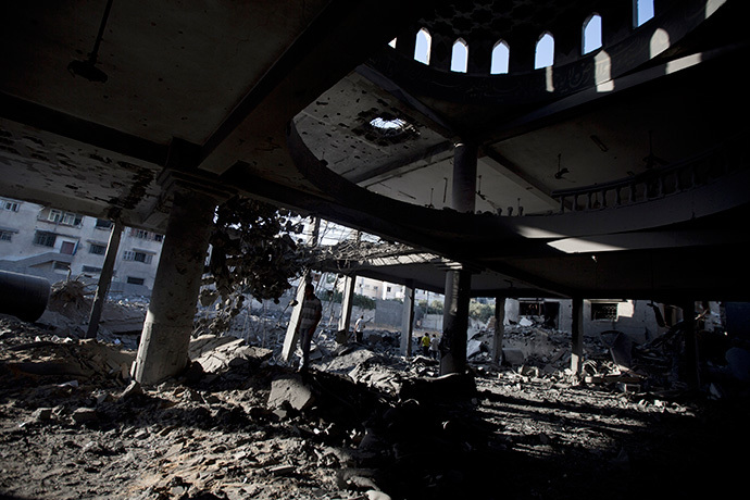 A general view shows destruction inside a mosque in Gaza City, on July 30 2014 after it was hit in an overnight Israeli strike. (AFP Photo / Mahmud Hams)