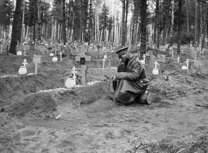Soldier at a common graveyard. WWI (RIA Novosti)