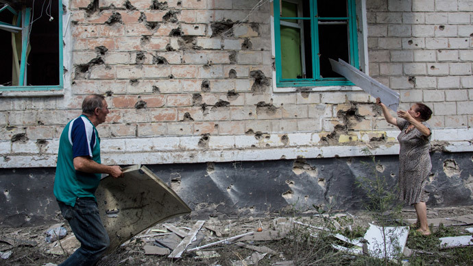 Local residents near a residential building hit by a shell during the combat operations in the town of Shakhtyorsk near Donetsk.(RIA Novosti / Andrey Stenin)