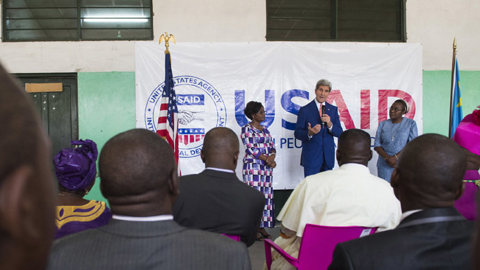 U.S. Secretary of State John Kerry (C) speaks beside Hospital Director Dolores Nembunzu (L) and Sister Mary Joseph (R) at the Fistula Clinic at Saint Joseph's Hospital, funded by USAID, in Kinshasa, May 4, 2014. (Reuters)