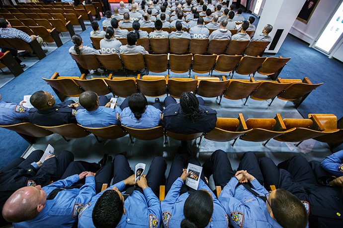 Prison guards and inmates of Rikers Island Correctional Facility listen to a service held the day before Christmas in New York (Reuters / Lucas Jackson)