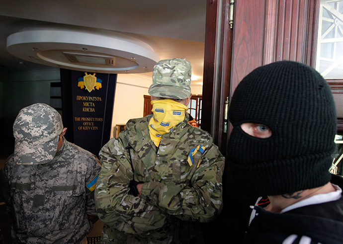 Members of the Ukrainian far-right radical group Right Sector (Reuters / Valentyn Ogirenko)