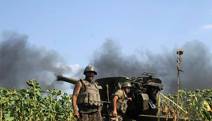 Ukrainian servicemen gather near a cannon being fired during a military operation near Pervomaisk, Lugansk region August 2, 2014 (Reuters / Maks Levin)
