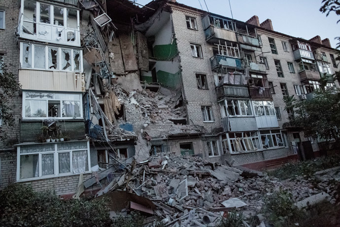 Aftermath of an artillery attack by the Ukrainian army on the Artyom district in Slavyansk. (RIA Novosti / Andrey Stenin)