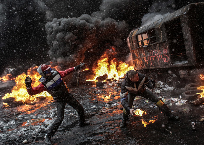 A participant of the pro-EU integration rallies is seen on Grushevskogo Street in Kiev. (RIA Novosti / Andrey Stenin)