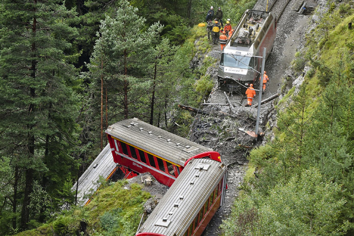 Rescuers work near a train after it was derailed by a landslide near Tiefencastel, in a mountainous part of eastern Switzerland, on August 13, 1014. (AFP Photo)