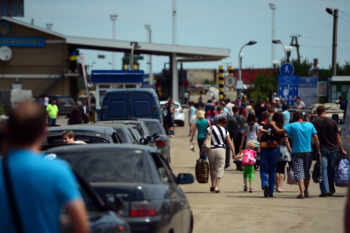 Refugees at the Izvarino checkpoint in the Lugansk Region. (RIA Novosti / Valeriy Melnikov) 