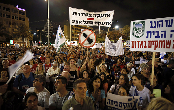Israelis gather during a protest calling on the government and the army to end Palestinian rocket attacks from Gaza once and for all, in the Mediterranean city of Tel Aviv on August 14, 2014. (AFP Photo / Gali Tibbon)