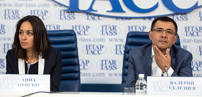 Valery Seleznev (R), State Duma member representing the Liberal Democratic Party (LDPR) and father of Roman Seleznev, who was recently detained in the Maldives, and Roman's partner Anna Otisko hold a press conference in Moscow on July 11, 2014 (AFP Photo / Dmitry Serebryakov)