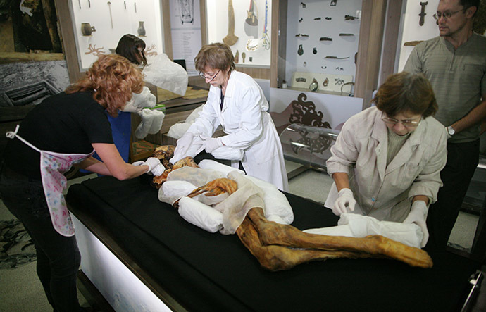 The staff of the Museum of Archeology and Ethnography of the Russian Academy of Sciences Siberian Branch pack the mummy of Princess Ukoka for delivery to the National A.Anokhin Museum in the Republic of Altai. (RIA Novosti / Alexandr Kryazhev)