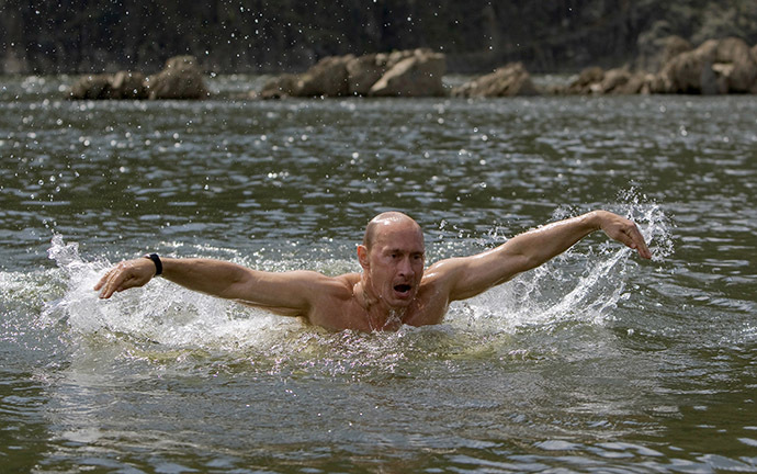 Vladimir Putin swims in a lake in southern Siberia's Tuva region (Reuters / RIA Novosti / Alexei Druzhinin)