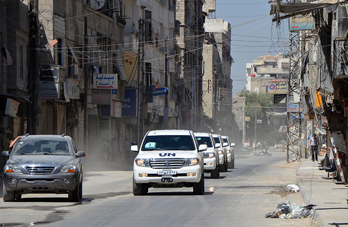 A convoy of U.N. vehicles carrying a team of United Nations chemical weapons experts and escorted by Free Syrian Army fighters (vehicle on left) drive through one of the sites of an alleged chemical weapons attack in eastern Ghouta in Damascus suburbs August 28, 2013 (Reuters / Bassam Khabieh)