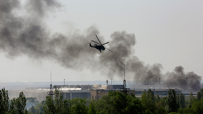 A Ukrainian helicopter Mi-24 gunship fires its cannons against rebels at the main terminal building of Donetsk international airport May 26, 2014 (Reuters / Yannis Behrakis)